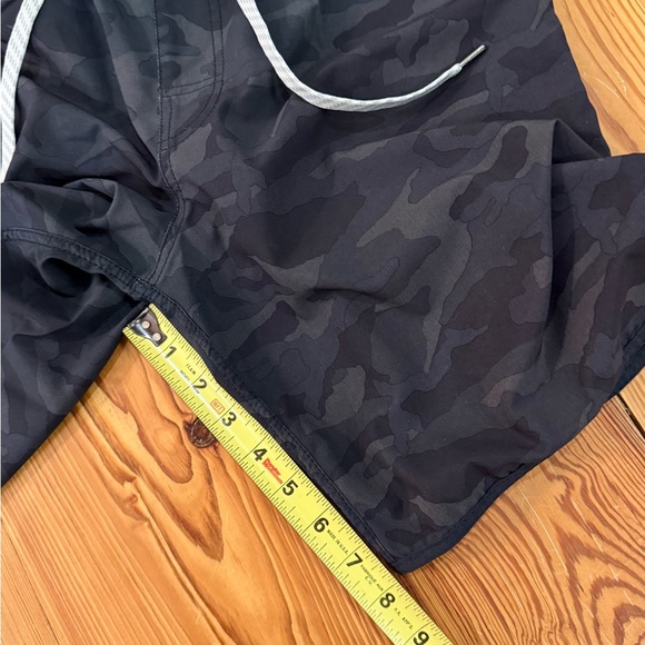 Vuori Short Men’s Large Camo Drawstring Pocket Logo Run Gym Hype Core - Picture 9 of 10